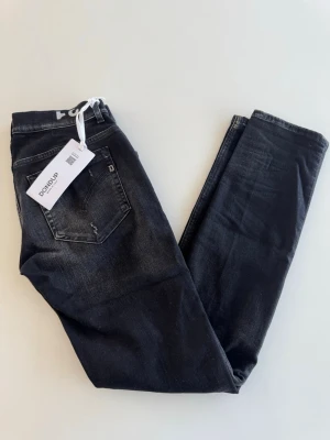 Dondup jeans - Säljer dessa helt nya dondup jeans i modellen george och storlek w31. Alla tags är kvar och dem är endast testade. Riktigt schysst tvätt och slitningar. Nypris ligger på ca 2500 och mitt pris är 1099. Kom dm för minsta fråga eller fundering!