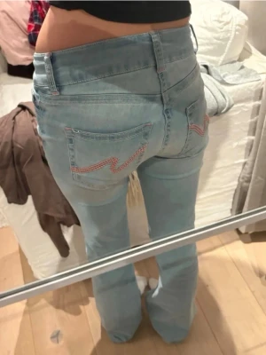 Nelly stitch jeans - Bra skick förutom längst ner då de är lite för långa på mig som är 163 kolla sista bilden🩷 nypris 699