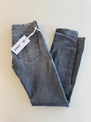 Dondup jeans - Säljer dessa helt nya dondup jeans i modellen george storlek w31! Tags är kvar och dem är endast provade. Nypris ligger på ca 2500 och mitt pris är 1099. Kom dm för minsta fråga eller fundering!