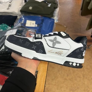 Sneakers!!  - Feta sneakers har storleken grå. 40 till 44