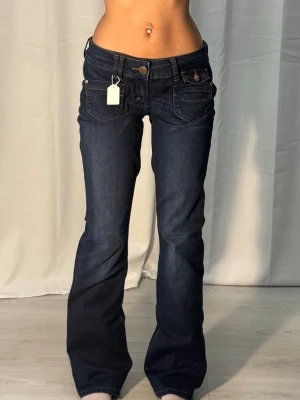 Low flare only jeans 10188 - Midjemått: 40cm. Gren: 18cm. Innerbenslängd: 80cm. (Storlek 29.) Kolla in min profil, följ för fler plagg🙌
