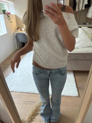 Ljusblå bootcut jeans - Säljer ett par ljusblå bootcut jeans från h&m!! 