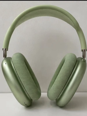 Gröna over-ear hörlurar - Stilrena over-ear hörlurar i en matt grön färg med mjuka mesh-kuddar och metallbåge. Hörlurarna har en modern och minimalistisk design med ovala kåpor och justerbart huvudband. Perfekta för musik, gaming eller poddar.