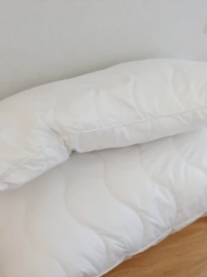 Vita hotellkuddar - Två stora, vita kuddar med mjukt och fluffigt material. Kuddarna har en enkel, stilren design med vågigt mönster på ytan och passar perfekt till sängen eller soffan för extra komfort. I nyskick