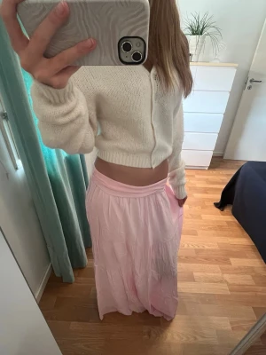 Ljusrosa långkjol - Säljer en ljusrosa långkjol med volangdetaljer. Kjolen har en avslappnad passform och är gjord i ett tunt, mjukt material som passar perfekt till varmare dagar. Jag har vikt ner kjolen lite då den är lite för lång på mig🥰