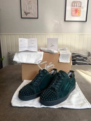 Christian Louboutin Skor Herr - Riktigt schyssta skor från Christian Louboutin i storlek 43,5 - passar alltså 44-44,5!   • Har blivit proffesionellt lappade i hälen för extra komfort ✅ 100% autentiska och äkta. • Kvitto, Äkthetsbevis, 2st dustbags, extra snören, tillhörande sko låda medföljer  •Mjuk och fin mocka.  Vänligen se bilder för skick! Överlag en väldigt skön sko. Nypris - 7000kr+!   Snabb affär = priset sänks. 🚚Alltid frakt inom 24h🚚