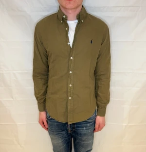 Polo Ralph Lauren Slim Fit Shirt Olive Green - Grön slim fit-skjorta i bomull, begagnad i bra skick.