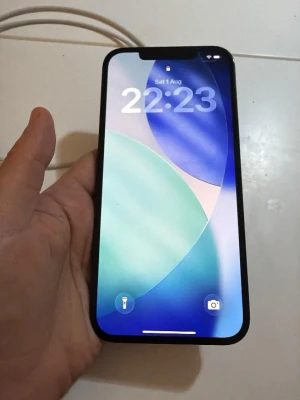 IPhone 12 Pro 128gb - Snygg svart iPhone med platt design och tre kameror på baksidan. Telefonen har en stor skärm med tunna kanter och Face ID. Baksidan är i glas och ramen är i metall. Perfekt för dig som gillar stilren teknik och vill ha bra kamera.