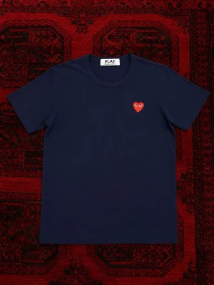 CDG play t-shirt - En snygg marinblå CDG T-shirt som är perfekt för sommar outfits | Skick 10/10, inga defekter alls har endast testats! | etiketterna och påsen är kvar och skickas med! | Storlek EU S | Längd : 64 cm | Bredd : 43 cm | pris går att diskutera vid snabbaffär / bundle köp! 