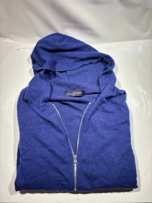 Louis Vuitton Zip Hoodie  - Hej! Säljer nu mina skor från märket Louis Vuitton, storlek L bra skick, allt på bilden ingår. Tveka inte på att höra av dig om du har frågor eller funderingar kring hoodien! 