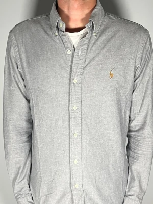 Ralph Lauren skjorta  - 👕 Plagg: Skjorta                                                            📏 Storlek: M                                                               🏷️ Märke/Modell: Ralph Lauren slim Fit                                   ✨ Skick: Fint skick                                                        💬 Vid frågor är det bara att skriva!                                                                                          🛍️ Gramenti
