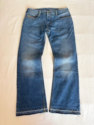 Vintage Diesel Jeans Bootcut - Zatiny - Tjoooo🫡nu säljer jag mina diesel zatiny jeans i storleken 32/32🤩passformen är regular till bootcut flared och washen på dessa jeans är helt sjuk dessutom är ben öppningen unikt gjord av mig😤tveka inte på att skriva ifall ni har några frågor🥰