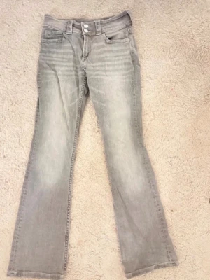 Gråa jeans flare från h&m - 🩶 Helt nya grå lågmidjade jeans från H&M!  Storlek 36 – passar även dig som vanligtvis har XS, S eller S/M beroende på önskad passform.  ✨ Aldrig använda och i nyskick. Hör gärna av dig vid frågor eller intresse!