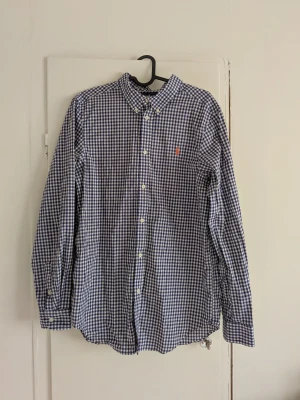 Ralph Lauren skjorta - Tjena! Jag säljer en riktigt snygg Ralph Lauren skjorta😁 Den är i bra skick men har några skador, därav priset! Den är självklart äkta✅ Skicka om du har några frågor😄 Nypris: ca 1500-2000kr, mitt pris: endast 299✅