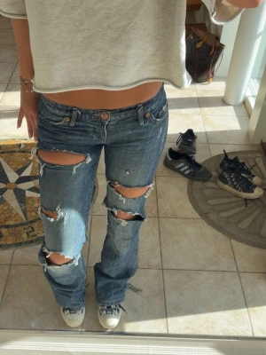 jeans med rosa detaljer - snygga jeans med hål+ rosa detaljer! skriv för fler bilder💓