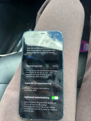 Reserverad  - Säljer en iPhone12  med svart framsida och platt skärm. Telefonen har en modern design. IPhone 12,har inte Apple loggan på bakskärmen då jag lämnade in telefonen på lagning och hade behöver vänta dubbel tid för att en skärm med Apple loggan skulle komma,så valde utan Apple loggan istället för orkade inte vänta… har bytt batteri i den oxå vilket kostade 1500kr så väldigt bra pris att köpa den för då jag betalat över 1500,så de 100% i batterihälsa,endast 1-3 smala små sprickor på fram skärmen