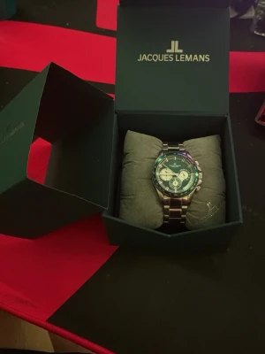 Jacques Lemans herrklocka i stål - Köptes ny online för 2530kr.  Snygg herrklocka från Jacques Lemans med silverfärgad länk i rostfritt stål och blå urtavla. Klockan har flera små urtavlor, kronograf och tydliga markeringar. Perfekt accessoar för dig som gillar stilrena detaljer.