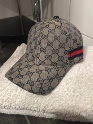 Grå GG KEPS  - Svart keps från GG köp fler varor vid billigare pris