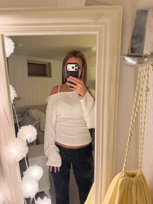 Vit offshoulder topp Nelly! - Oanvänd! Säljer för den ej kommer till användning det är en Trendig vit offshoulder topp med långa ärmar och croppad passform. Storlek s 