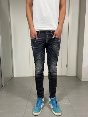Dondup Jeans  - Säljer nu dessa Dondup Jeans med snygga slitningar i populär design, mått ca 35 o 95 cm. skriv för fler bilder/frågor🙌🏼