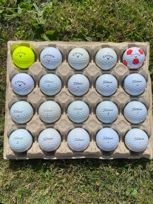 Callaway och titleist - Säljer en samling 20 pack golfbollar från Callaway och Titleist. Det är några pro v1, några pro v1x,några AVX och några andra. Och sen några callaway