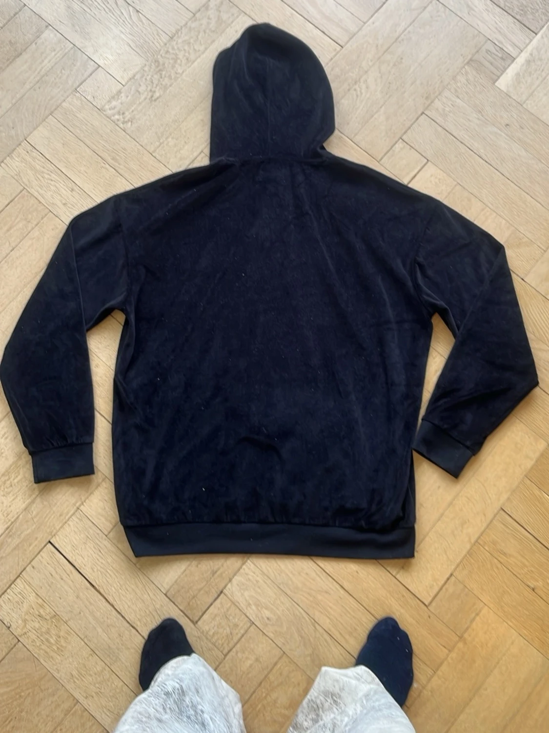 Svart hoodie i mjuk velour - 1