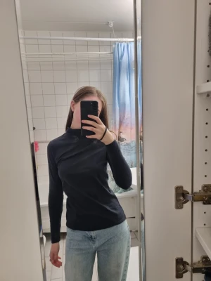 Svart polotröja med lång ärm ESPRIT - Säljer en svart, tajt polotröja med lång ärm. Tröjan har en hög krage och är gjord i ett mjukt, stretchigt material som sitter snyggt mot kroppen. Perfekt att styla med jeans eller kjol för en clean look.