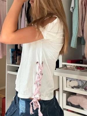 Vitt topp rosa detaljer och snörning - Jätte söt topp med snörning och rosa detaljer💕
