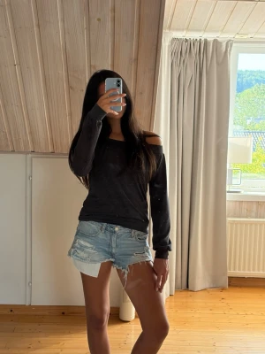 Svart off-shoulder topp - Fin svart off shoulder-topp med lång ärm och mjukt, stretchigt material. Superbekväm och passar till både jeans, kjol och shorts. I fint skick! ✨💕