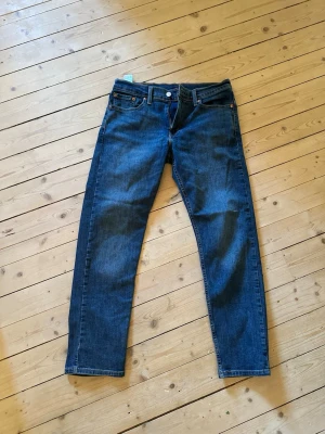 Levis 502 - Pris kan diskuteras! Säljer nu mina Levis 502. Ett par snygga jeans i en stilren mörkblå färg med en rak passform som tyvärr ej kommer till användning. Vid eventuella frågor, skriv i pm! 