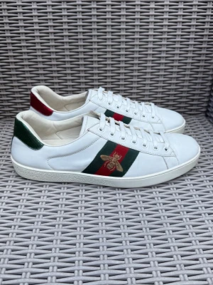 Gucci Ace Bee - Gucci Ace Bee || Storlek EU 44 UK10 || Skorna är i okej skick (se bilder) || Tveka inte på att höra av dig vid frågor eller funderingar 