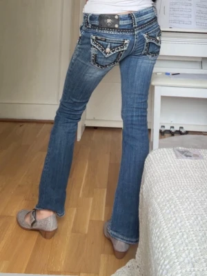 Bootcut miss me jeans - De var tyvärr lite för korta och för små för mig 💔 I storlek 25, bootcut. Innerbenslängd, ca 73 cm  Midjemått, 35 cm rakt över   Säljer någon samma modell jeans i storlek 26 skriv gärna till mig ❤️ är 167 för referens!