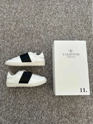 Valentino skor - Säljer nu dessa valentino skor i mycket bra skick efter som de inte passar mig. Alla tillbehör på bilderna fås med vid köp. Skorna är använda få gånger men blivit tvättade efter det. Skriv vid frågor prisförslag eller om du har något roligt sko byte🥂🙌