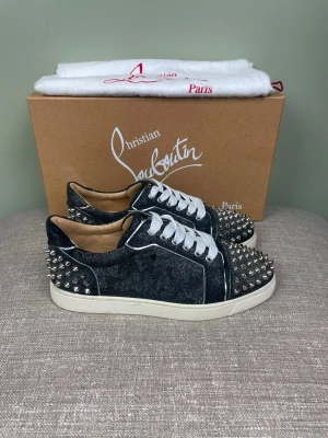 Christian Louboutin skor - Hej, säljer nu dessa svin snygga Christian Louboutin skor. Skorna är i grymt skick! Begränsat antal boxar och dustbag. Hör av dig vid frågor. 