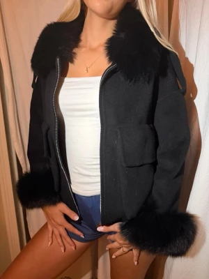Lurvjacka🖤 - Snygg classy lurvjacka, använd ett fåtal gånger, i mycket fint skick!🖤(Köpt från ett konto på instagram). Äkta vara därav priset!