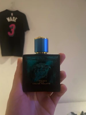 Versace Eros Eau de Toilette 50ml - Säljer min Versace Eros parfym för att jag ej använder den. 50 ml knappt använd