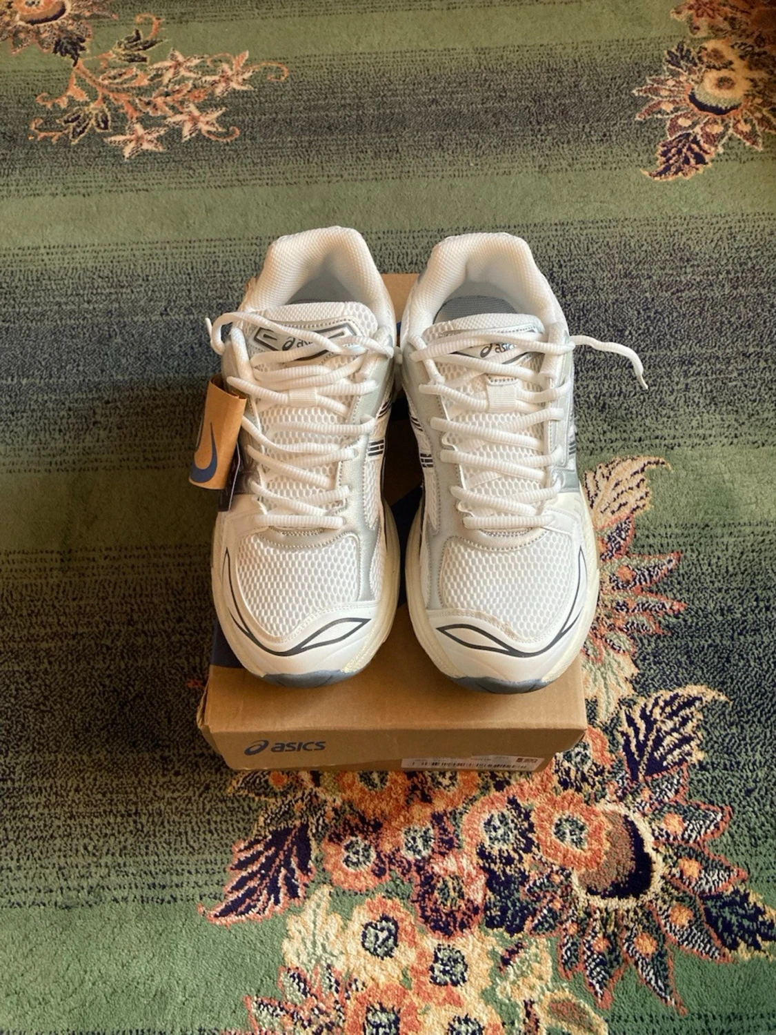 Vita Asics sneakers med silverdetaljer
