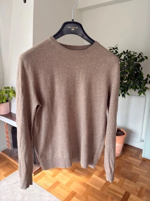 Stickad tröja  - Stickad tröja från Max tonso storlek M 60% silk 40% casmere