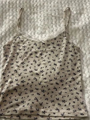 Brandy Melville top - Köpte linnet för några månader sen men har inte kommit till andvändning, är i ett mycket väl skick