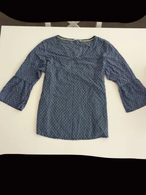 Blåmönstrad blus från Cecil - Blus i blått och vitt med grafiskt mönster från Cecil. Modellen har trekvartsärm med lätt utsvängd form,