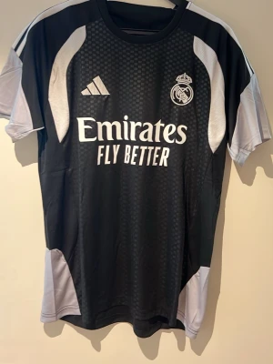 Real Madrid tränings kit 26/27  - Ett Real Madrid tränings kit T-shirt + shorts med fickor, storlek L helt nytt 