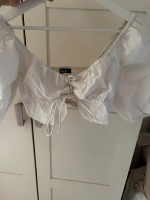 Vit croppad topp med snörning - Fin populär topp perfekt till fest!