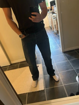 Levis jeans 32x34 - Säljer dessa mörkblåa Levis jeans. Tror de är vintage och sitter riktigt fint! 32w 34l