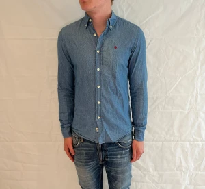 Morris Shirt Blue Men's - Blå herrskjorta i 100% bomull. Begagnad i mycket gott skick.