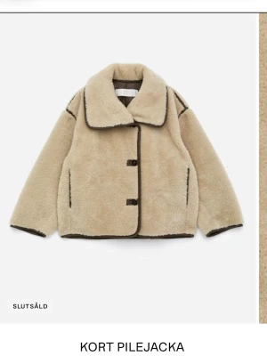 Arket jacka - Slutsåld jacka från ARKET i storlek S. Inköpt för 2290kr 🤍 Kontakta mig vid fler bilder eller frågor! 😇