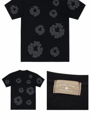 Svart t-shirt med grått mönster - Svart t-shirt från Denim Tears med unikt grått blommigt mönster över hela plagget. Klassisk passform och rund halsringning. Perfekt för dig som vill sticka ut med en stilren men ändå cool look.stolek M men passar också som S. Pris går att diskutera 