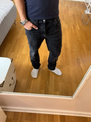Nudie jeans  - Nudie Jeans Fearless Freddie | Bra skick inga större defekter | Storlek 32/32 | Pris - 549kr | Modellen är ca 180cm lång | Hör av dig vid minsta fråga eller fundering!!