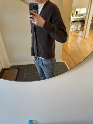 Cardigan kofta från John Henric - Säljer nu en riktigt fet kofta från John Henric som passar perfekt hösten och skolstarten. Säljer pga att den har blivit lite liten samt att den knappt har används. Skick 10/10! Tveka inte på att höra av dig vid frågor. Mvh