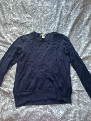 Marinblå långärmad - Fin marinblå långärmad tröja från H&M💕 Lite tjockare i materialet så går perfekt att använda som sig själv eller som komplettering till en tunnare tröja☺️🫶🏻