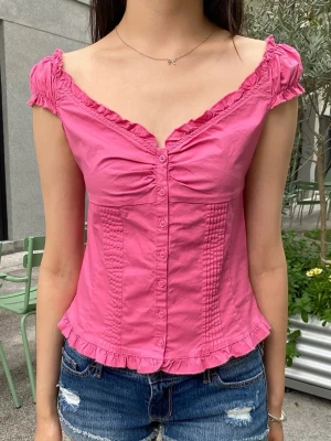 Brandy Melville Elena top - Köpt på japanska Brandy Melville. Lite högt pris då den inte går att hitta i Europa 🩷🩷One-size 